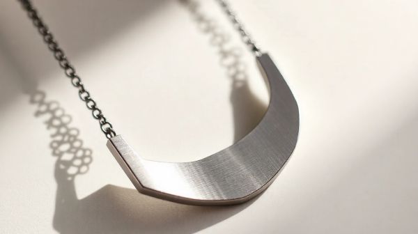 10 raisons d'adopter les bijoux en acier inoxydable pour votre look